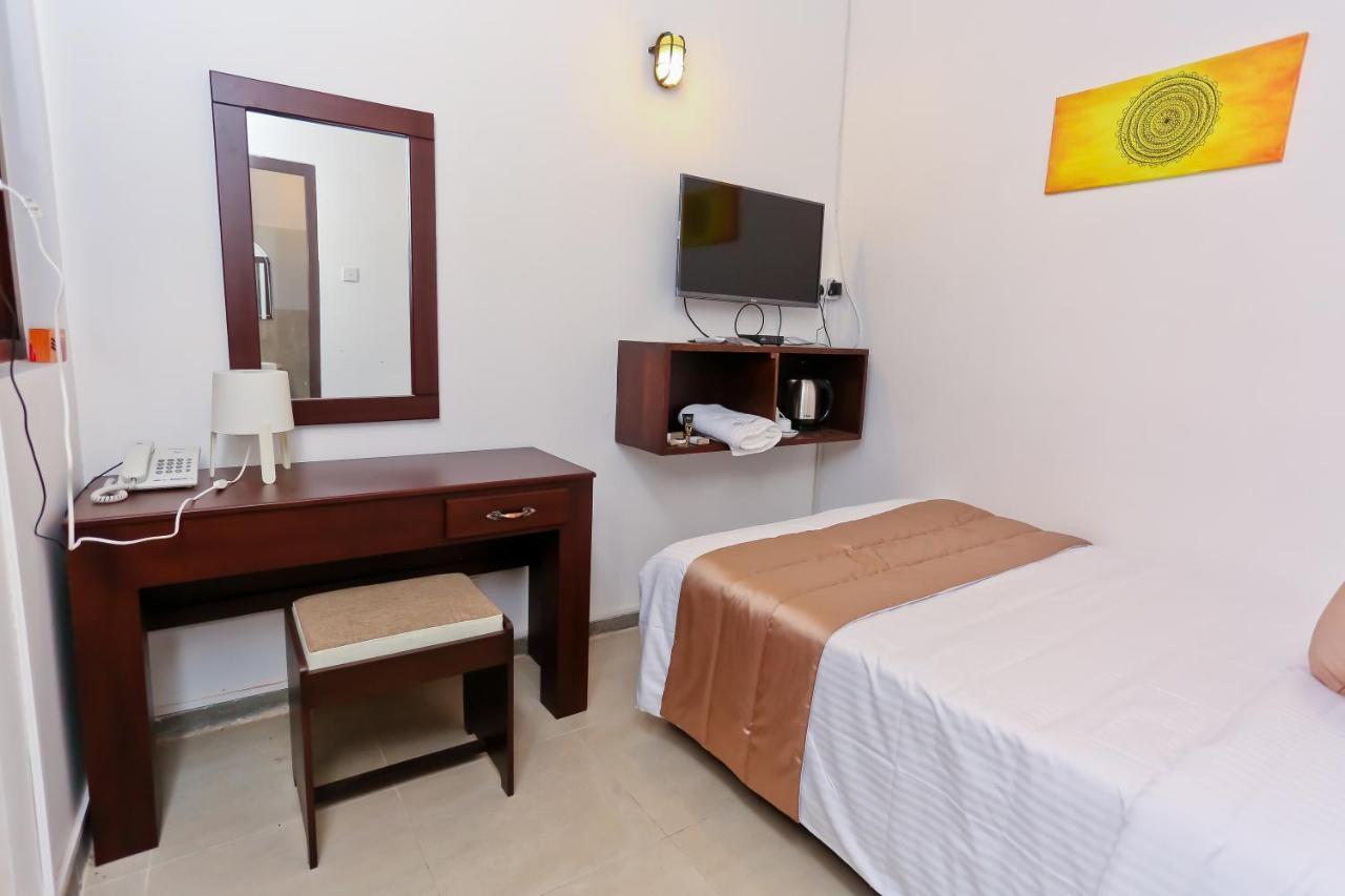 Hotel Swanee Grand Negombo Esterno foto