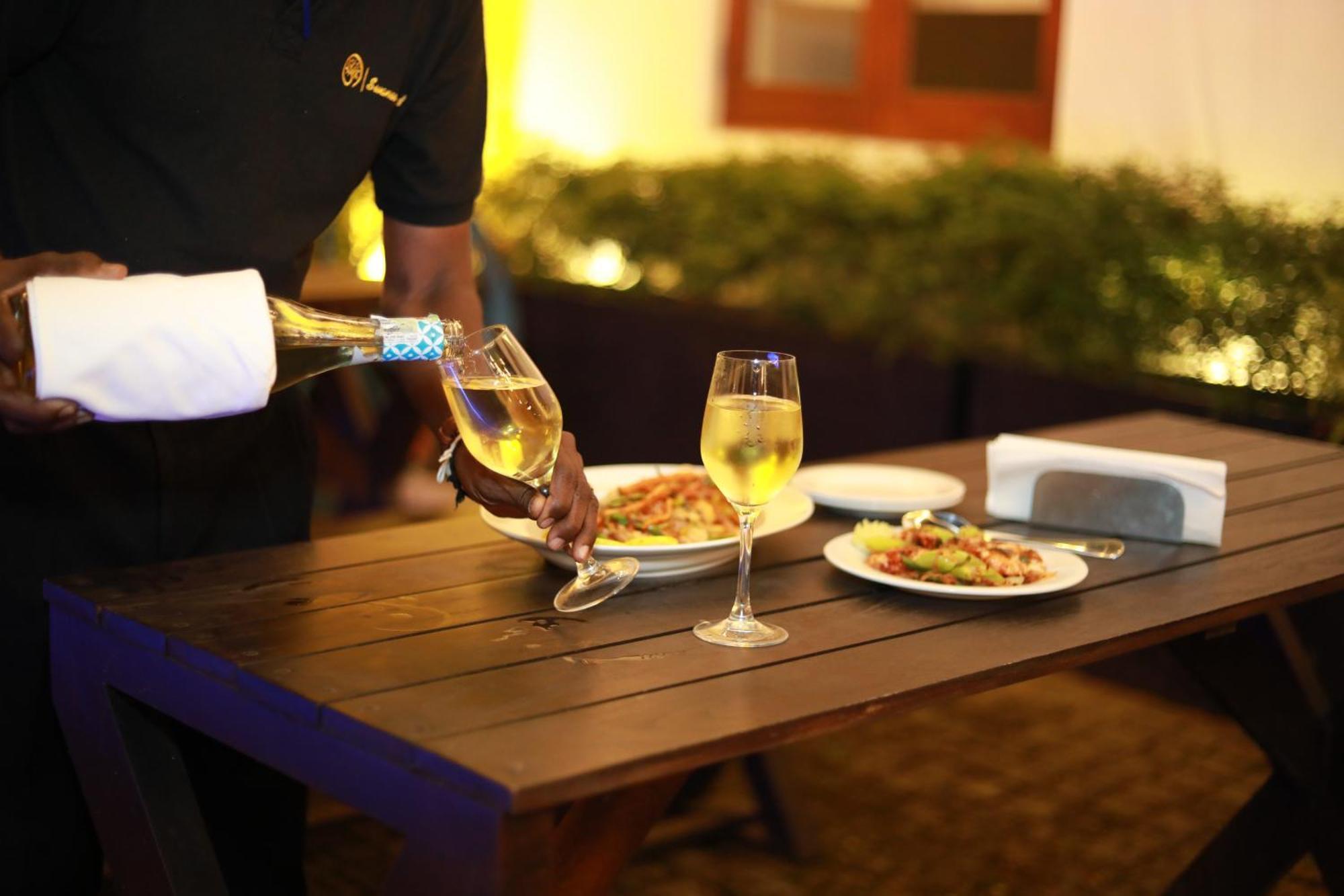Hotel Swanee Grand Negombo Esterno foto