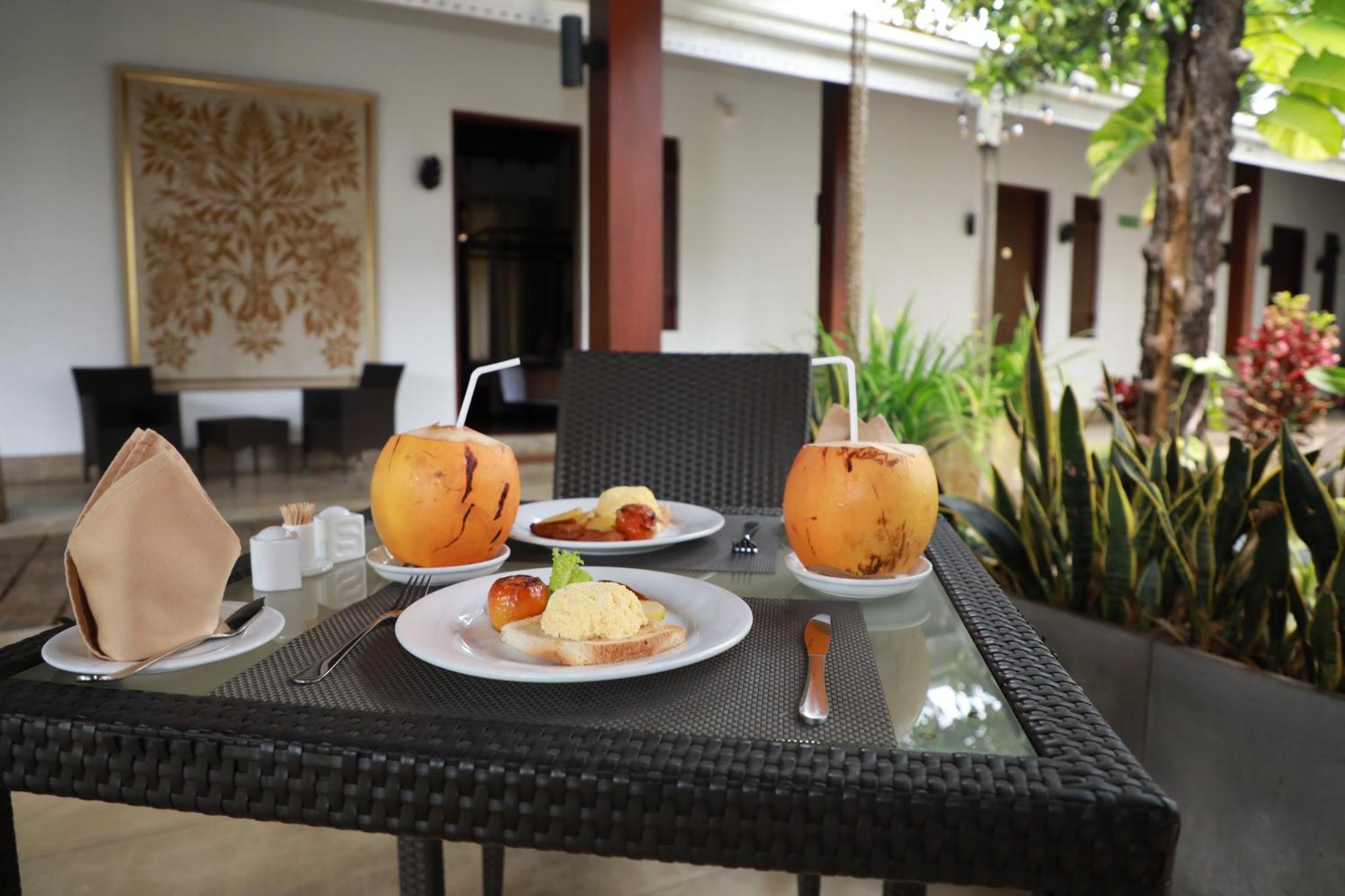 Hotel Swanee Grand Negombo Esterno foto